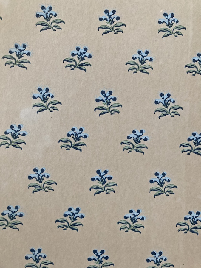 寝室の、青い小花柄の壁紙