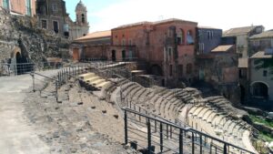 ローマ劇場​。周囲には時代の違う建築物